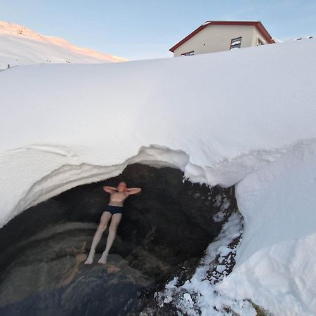 Hotel Laugarholl With Natural Hot Spring Holmavik Exterior foto